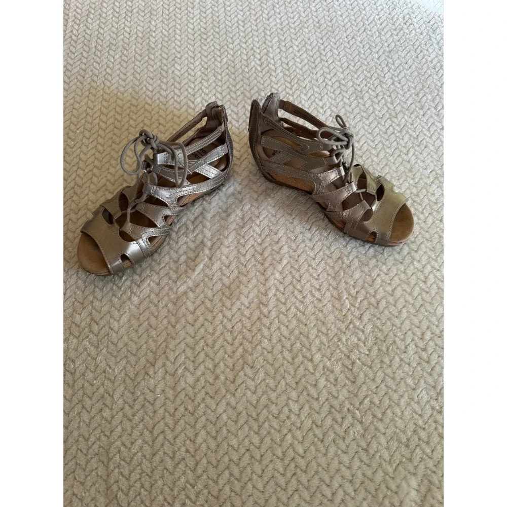 Earth Origins Kendra Kamilla Platinum‎ Metallic Gladiator Sandals 7M 2020S